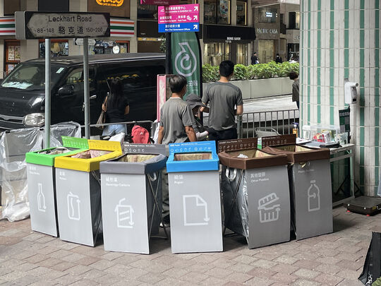 灣仔港鐵站A1出口對出行人路