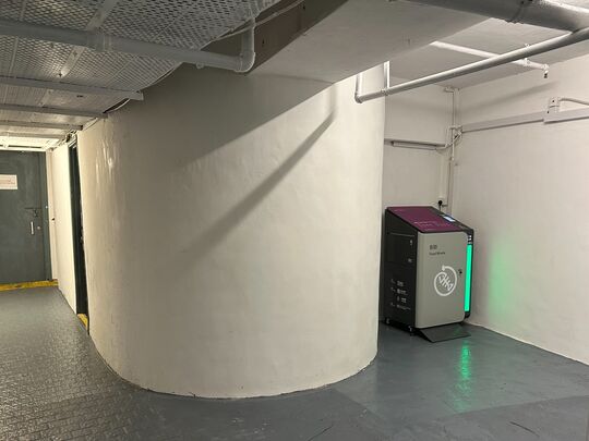 宝马山花园时租停车场自动贩卖机后